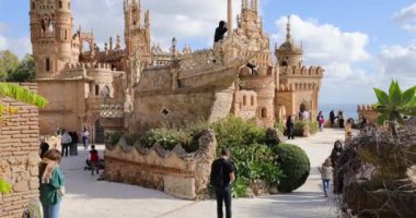 Torremuelle Benalmadena, Malaga, İspanya, 28 Aralık 2024: İspanya 'da Benalmadena yakınlarındaki Torremuelle kasabasının Castillo Monumento Colomare Kalesi' ni gösteren portre görüntüleri