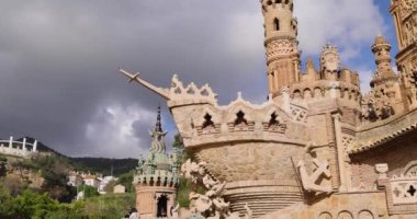 Torremuelle Benalmadena, Malaga, İspanya, 28 Aralık 2024: İspanya 'da Benalmadena yakınlarındaki Torremuelle kasabasının Castillo Monumento Colomare Kalesi' ni gösteren portre görüntüleri