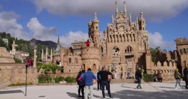 Torremuelle Benalmadena, Malaga, İspanya, 28 Aralık 2024: İspanya 'da Benalmadena yakınlarındaki Torremuelle kasabasının Castillo Monumento Colomare Kalesi' ni gösteren portre görüntüleri