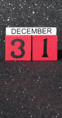 Kırmızı blokların 31 Aralık tarihli portre görüntüleri. Siyah ışıltılı bir arkaplandaki Yeni Yıl arifesi. Blokların indirilip tekrar kaldırıldığını gösteriyor.
