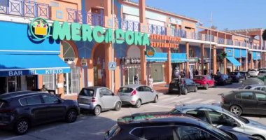 Calahonda, Malaga İspanya, 31 Aralık 2024: İspanya 'nın Sitio de Calahonda kentinde güneşli bir günde ünlü Mercadona süpermarketini gösteren yavaş çekim görüntüleri