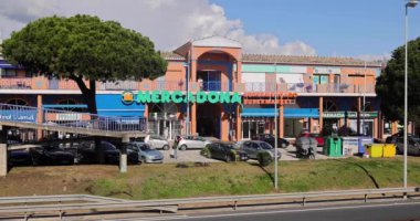 Calahonda, Malaga İspanya, 31 Aralık 2024: İspanya 'nın Sitio de Calahonda kentinde güneşli bir günde ünlü Mercadona süpermarketini gösteren yavaş çekim görüntüleri