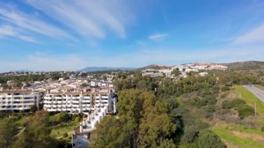 İspanya 'nın Sitio de Calahonda şehrinin hava aracı görüntüleri. Kışın çekilmiş. Güneşli bir Aralık gününde yukarıdan evleri gösteriyor.