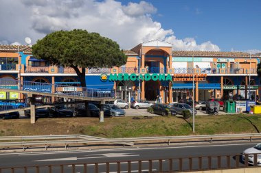 Calahonda, Malaga İspanya, 31 Aralık 2024: İspanya 'nın Sitio de Calahonda kentinde güneşli bir günde ünlü Mercadona süpermarketini gösteren fotoğraf