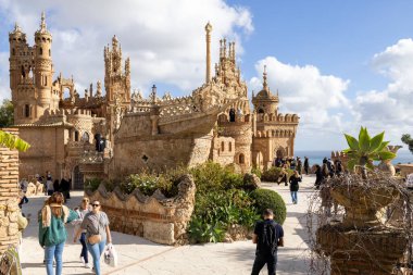Torremuelle, Benalmadena, Malaga, İspanya, 28 Aralık 2024: Benalmadena yakınlarındaki Torremuelle kasabasının fotoğrafı yerel olarak Castillo Monumento Colomare olarak bilinen Kolomb Kalesini gösteriyor