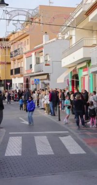 La Cala de Mijas, Malaga, İspanya 4 Ocak 2024: İspanya 'da La Cala caddesinde bekleyen İspanyol aile ve çocukların dikey görüntülerinin portresi