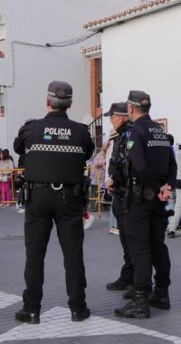 La Cala de Mijas, Malaga, İspanya 4 Ocak 2024: İspanya 'nın La Cala kentinin caddesinde bulunan Three Kings Parade' deki üç İspanyol polis memurunun dikey portresi