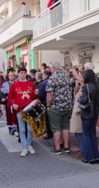 La Cala de Mijas, Malaga, İspanya 4 Ocak 2025: İspanya 'nın La Cala kentindeki Three Kings Parade' de bulunan İspanyol ailelerin dikey portresi