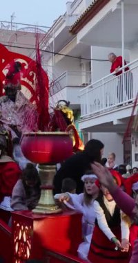 La Cala de Mijas, Malaga, İspanya 4 Ocak 2025: İspanya 'da La Cala caddesinde bulunan İspanyol aile ve çocuk kalabalığının dikey portresi