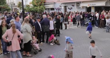 La Cala de Mijas, Malaga, İspanya 4 Ocak 2024: İspanya 'daki La Cala caddesinde toplanan kalabalık onları Noel zamanı Üç Kral Geçit Töreni' ni beklerken gösteriyor