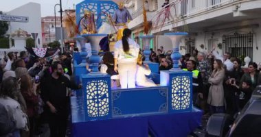 La Cala de Mijas, Malaga, İspanya 4 Ocak 2025: İspanya 'daki La Cala caddesinde toplanan kalabalık Noel zamanı Three Kings Parade' de mavi bir renk gösteriyor