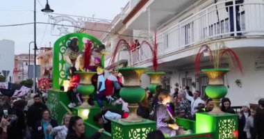 La Cala de Mijas, Malaga, İspanya 4 Ocak 2025: İspanya 'daki La Cala caddesinde toplanan kalabalık Noel zamanı Three Kings Parade' de yeşil bir renk gösteriyor