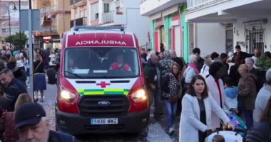 La Cala de Mijas, Malaga, İspanya 4 Ocak 2025: İspanya 'da La Cala caddesinde kalabalık bir İspanyol acil durum ambulansının kalabalığın içinden geçtiğini gösteren görüntüler