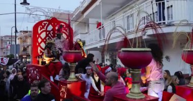 La Cala de Mijas, Malaga, İspanya 4 Ocak 2025: İspanya 'daki La Cala caddesinde toplanan kalabalık Noel zamanı Three Kings Parade' de kırmızı bir renk gösteriyor
