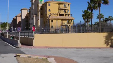 Fuengirola İspanya, 7 Ocak 2025: İspanya 'nın Fuengirola şehrinin portresi, Puente de la Armada olarak bilinen asma köprünün rögardan geçişini gösteriyor.