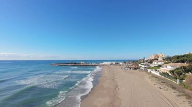 İspanya 'nın Calahonda kasabasındaki güzel sahil cephesinin hava aracı görüntüleri Marbella İspanya' daki Cabopino limanını ve güneşli bir günde Playa de Calahonda plajını gösteriyor.