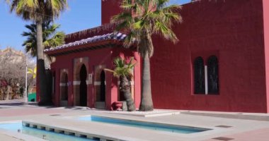 İspanya 'nın güzel Benalmadena kasabasının görüntüsü güneşli bir günde turist bilgi merkezinin dışını gösteriyor.