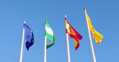 İspanya 'da AB bayrağı Benalmadena İspanyol Bayrağı Mijas ve klasik İspanyol bayrağı da dahil olmak üzere dört bayraklı bir grubun görüntüleri