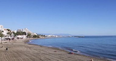 İspanya 'nın Benalmadena kasabasındaki güzel sahil cephesinin görüntüleri güneşli bir günde Playa de Santa Ana olarak bilinen plajı gösteriyor.