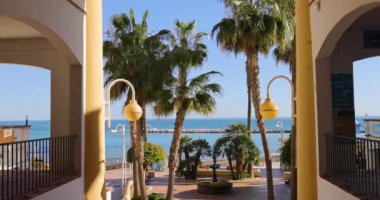 Benalmadena, Malaga, İspanya, 10 Ocak 2025: İspanya 'nın Benalmadena kentindeki güzel sahil cephesinin yavaş çekim görüntüleri.