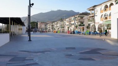 Benalmadena, Malaga, İspanya, 10 Ocak 2025: İspanya 'nın güzel Benalmadena kasabasının görüntüleri şehir merkezindeki daireleri ve Aralık ayında yürüyen insanları gösteriyor