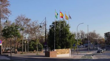 Benalmadena, Malaga, İspanya, 10 Ocak 2025: İspanya 'da AB bayrağı ve Malaga' nın Benalmadena kentinde bulunan İspanyol bayrağı da dahil olmak üzere dört bayraklı bir grubun görüntüleri