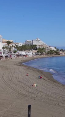 İspanya 'nın Benalmadena kentindeki güzel sahil cephesinin portresi güneşli bir günde sahili gösteriyor.