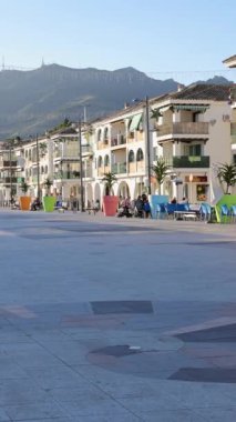 Benalmadena, Malaga, İspanya, 10 Ocak 2025: İspanya 'nın güzel Benalmadena kasabasının, şehir merkezindeki daireleri ve Aralık ayında yürüyen insanları gösteren portre görüntüleri