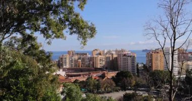 İspanya 'nın Malaga kentinin yüksek apartmanlı binaları ve Ocak ayındaki eski boğa güreş ringi ile şehir merkezinin havadan görünüşünü gösteren görüntüler.