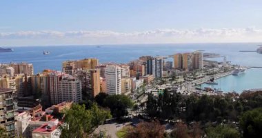 İspanya 'nın Malaga şehrinin caddelerinin görüntülerinde şehir merkezinin ve caddelerin okyanus kıyısında yüksek katlı apartmanları olan liman limanı ve caddeleri görülüyor.