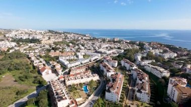 İspanya 'nın Sitio de Calahonda şehrinin hava aracı görüntüleri, kışın okyanus kıyısındaki konut ve tatil evlerini gösteriyor. Güneşli bir aralık ayında güneşli bir günde.