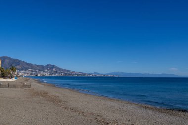 Spains Costa Del Sol 'daki Fuengirola Mijas kasabasındaki güzel sahil cephesinin fotoğrafı güneşli bir günde Playa El Ejido olarak bilinen kumlu sahil cephesini gösteriyor.