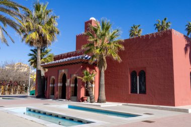 İspanya 'nın güzel Benalmadena kasabasının fotoğrafı güneşli bir günde turistlerin bilgi merkezinin dışını gösteriyor.