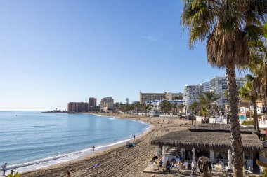 Benalmadena, Malaga, İspanya, 10 Ocak 2025: İspanya 'nın Benalmadena kentindeki güzel sahil cephesinin fotoğrafı güneşli bir günde Playa de Santa Ana olarak bilinen sahili gösteriyor