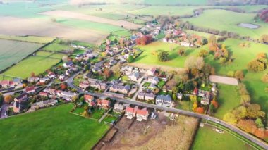 North Yorkshire, İngiltere 'nin Harrogate bölgesindeki küçük güzel Little Ribston kasabasındaki hava aracı görüntüleri köyde yapılan dört yeni evi gösteriyor.