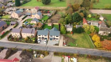 North Yorkshire, İngiltere 'nin Harrogate bölgesindeki küçük güzel Little Ribston kasabasındaki hava aracı görüntüleri köyde iki yeni ev yapıldığını gösteriyor.