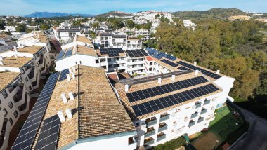 İspanya 'nın Malaga kentindeki Sitio de Calahonda şehrinin hava aracı fotoğrafı, konut ve tatil evlerini ve elektrikli güneş panelleri olan daireleri gösteriyor.