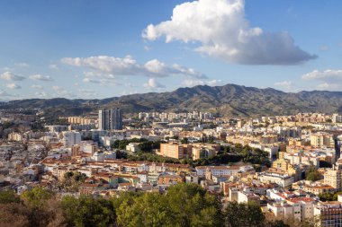 İspanya 'nın Malaga kentinin hava manzarası güneşli bir günde arka planda yüksek katlı daireler ve dağlarla şehir merkezini gösteriyor.