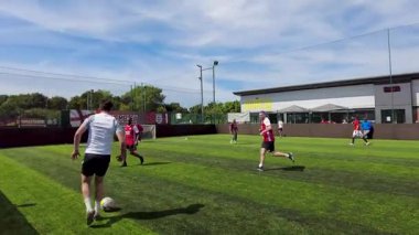 Beckenham London, 1 Haziran 2022: Güneşli bir günde İngiltere 'de futbol oynayan arkadaşlarını gösteren Beckenham kasabasının insansız hava aracı görüntüleri