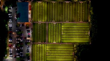 İngiltere 'nin başkenti Büyük Londra' da bulunan Beckenham şehrinin hava araçlarıyla çekilmiş görüntüleri. Geceleri futbol sahalarını aydınlatan projektörlerle futbol sahalarını gösteriyor.