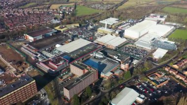 Kuzey Yorkshire, İngiltere 'deki York şehrinin hava aracı görüntüleri, büyük Nestle çikolata fabrikasını gösteriyor. Kışın evleri ve evleri olan büyük binayı gösteriyor.