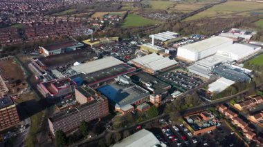 Kuzey Yorkshire, İngiltere 'deki York şehrinin hava aracı görüntüleri, büyük Nestle çikolata fabrikasını gösteriyor. Kışın evleri ve evleri olan büyük binayı gösteriyor.