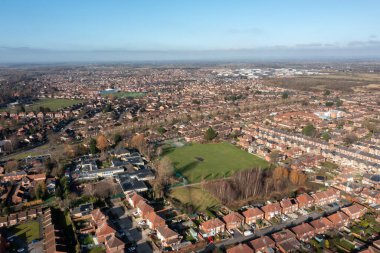 Kuzey Yorkshire 'daki York şehrinin insansız hava aracı fotoğrafı İngiliz kasabasının kuş bakışı görüntüsünü ve kışın çekilen sıra sıra evleri ve büyük banliyö konutlarını gösteriyor.