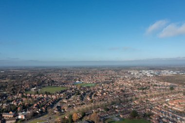 Kuzey Yorkshire 'daki York şehrinin insansız hava aracı fotoğrafı İngiliz kasabasının kuş bakışı görüntüsünü ve kışın çekilen sıra sıra evleri ve büyük banliyö konutlarını gösteriyor.