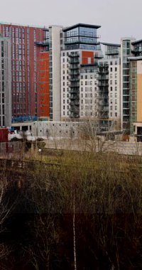 Leeds Şehir Merkezi 'nin soğuk bir kış gününde apartmanlara ve iş binalarına bakan portre görüntüleri şehir merkezine yağan yağmuru gösteriyor.