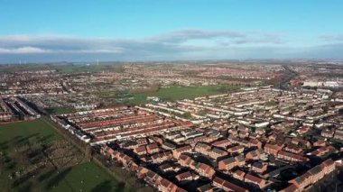 İngiltere 'nin Hartlepool kentindeki hava aracı görüntüleri güneşli bir günde tipik bir İngiliz caddesinde mavi gökyüzü olan teras evleri ve evleri gösteriyor.