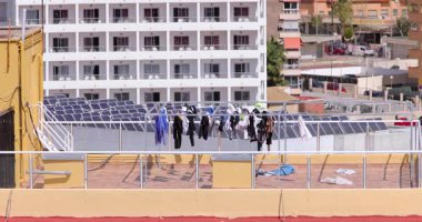 Bir İspanyol apartmanının tepesindeki çamaşır ipinde asılı kıyafetlerin yavaş çekim görüntüleri. Çamaşırların yüksek binanın tepesinde kuruduğunu ve rüzgarın temiz havada estiğini gösteriyor.