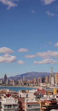 İspanya 'nın eski Benidorm kasabasına bakan dikey görüntüler yüksek katlı apartman ve binalarla çevrili Batı Sahili Gezinti Alanı' nı gösteriyor.