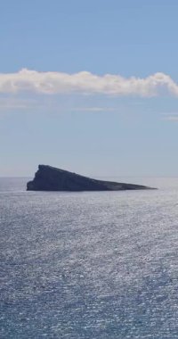 İspanya 'daki Benidorm kasabasının dikey görüntüleri okyanusun ortasındaki kayayı gösteriyor. Benidorm Adası veya Benidorm Adası olarak da bilinir.