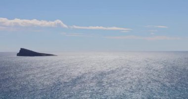 İspanya 'daki Benidorm kasabasının görüntüleri, güneşli bir günde okyanusun ortasındaki kayayı gösteriyor. Ada de Benidorm ya da Mirador de l' Illa de Benidorm olarak da bilinir.